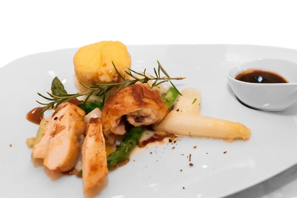 service-rezepte-fuggerei-gefluegel-auf-spargelgemuese.jpg